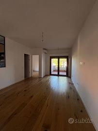 Labaro trilocale con 2 balconi condominio incluso