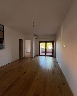 Labaro trilocale con 2 balconi condominio incluso