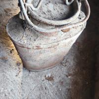 Contenitore vintage in metallo con spallacci