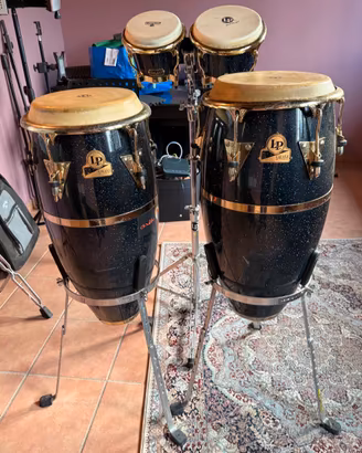 Descrizione: set di percussioni Conga e bongo
