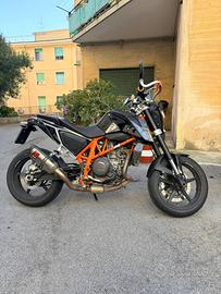 KTM DUKE 690 compatibile con patente A2