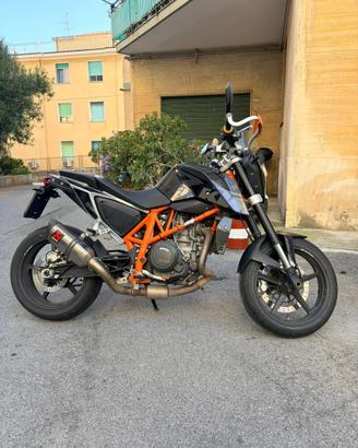 KTM DUKE 690 compatibile con patente A2