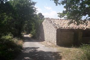Casale da ristrutturare con circa 14000 mq