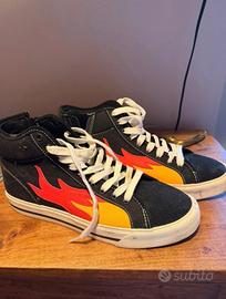 Scarpe VANS alte nere con dettaglio rosso/giallo