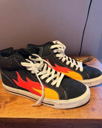 Scarpe VANS alte nere con dettaglio rosso/giallo