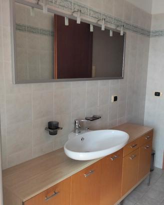 Lavabo e mobile bagno in rovere e acciaio 