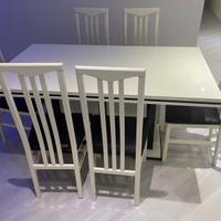 Tavolo da cucina con sedie