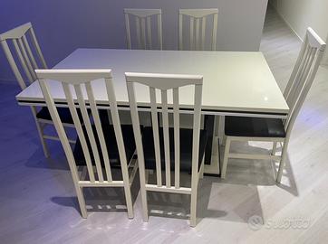 Tavolo da cucina con sedie