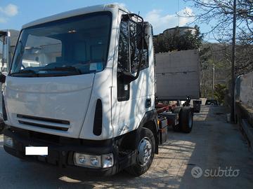 Iveco 75e15 a telaio con sponda caricatrice