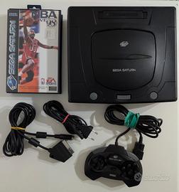 Sega Saturn con cavi, controller e videogioco