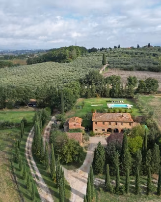 Rustico / Casale di 530 m² con più di 5 locali e b