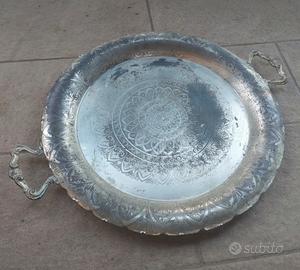 Piatto in argento1000 con motivi floreali