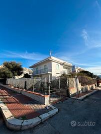 Porzione di villa bif. con terrazzo e box