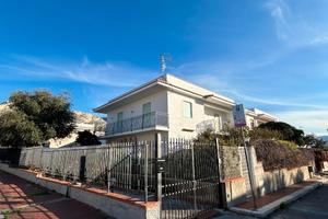 Porzione di villa bif. con terrazzo e box