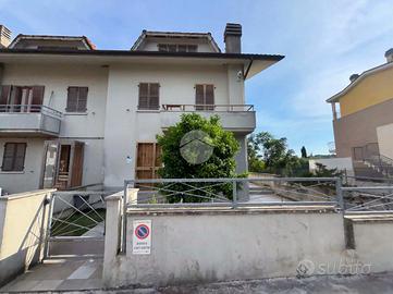 CASA SEMINDIPENDENTE A COLLI AL METAURO