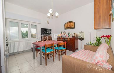 Trilocale in piccolo contesto con garage