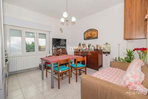 Trilocale in piccolo contesto con garage