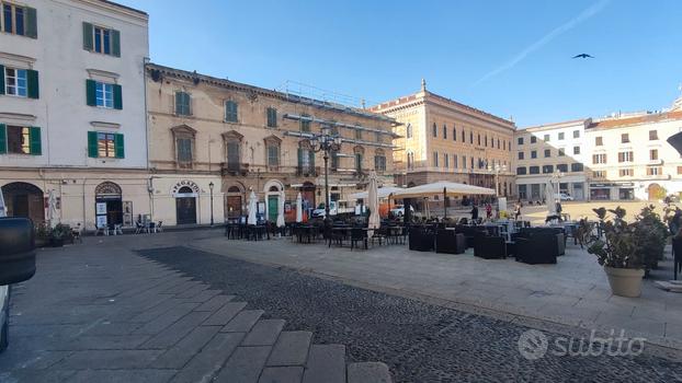 Piazza d'italia storica palazzina su tre piani