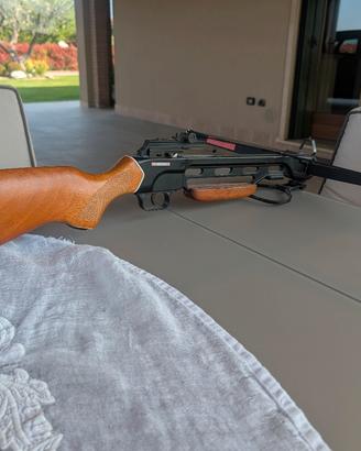 Balestra con calcio in legno stile fucile