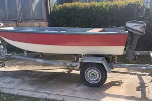 barca con carrello e motore