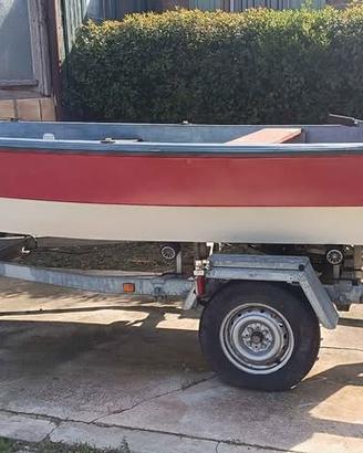 barca con carrello e motore