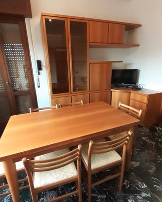 Salottino  tavolo e sedie  Cucina elettrodomestici