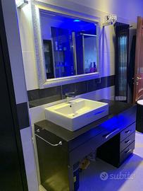 Mobile bagno con specchio e applique