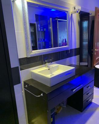 Mobile bagno con specchio e applique