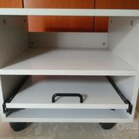 Mobile grigio con ripiano estraibile ideale per PC