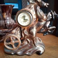 Antica ceramica con biga, cavalli e orologio