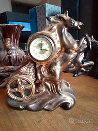 Antica ceramica con biga, cavalli e orologio