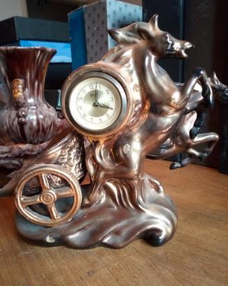 Antica ceramica con biga, cavalli e orologio