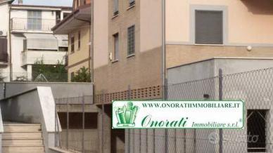 Immobile di 470 m² con 1 locale a Guidonia Montece