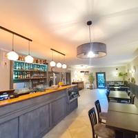 Palazzina con ristorante e appartamento