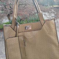Borsa beige intrecciata con pochette – capiente