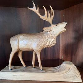 Cervo al bramito intagliato nel legno (artigianato
