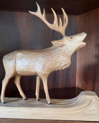Cervo al bramito intagliato nel legno (artigianato