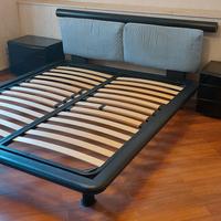 Letto, comodini, cassettiera e specchio