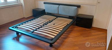 Letto, comodini, cassettiera e specchio