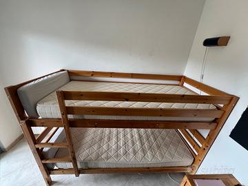Letto a castello di legno con materassi inclusi