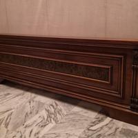 Giroletto matrimoniale in legno stile classico.