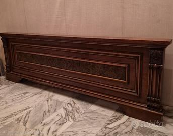 Giroletto matrimoniale in legno stile classico.