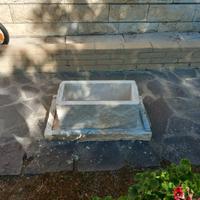 Fioriere ricomposti in travertino