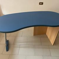 Scrivania sagomata azzurra