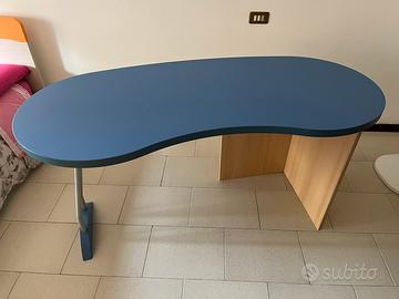 Scrivania sagomata azzurra