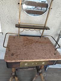 Specchiera e tavolo