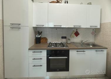 Cucina lineare bianca