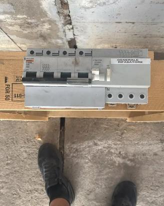 Schneider/Merlin Gerin C120N quadripolare