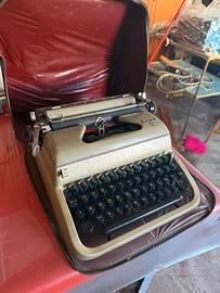 Macchina da scrivere Everest K2 vintage con valige