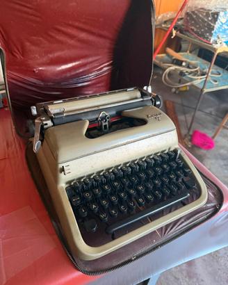 Macchina da scrivere Everest K2 vintage con valige
